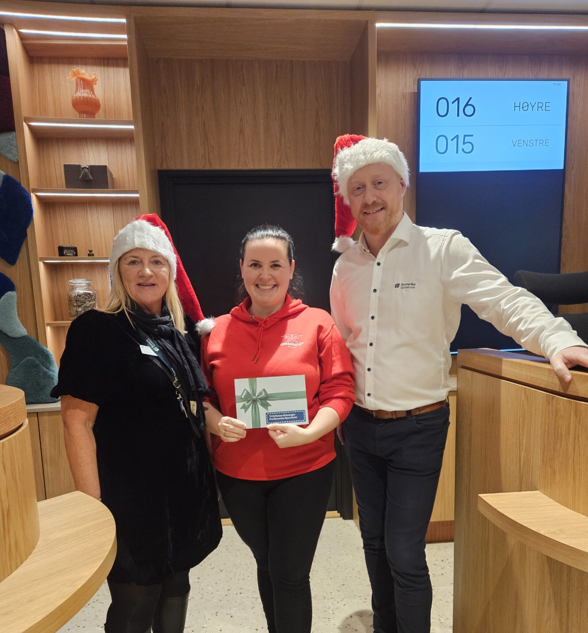 Stiftelsen Erkeengler mottok julegave fra Romerike Sparebank - Fremhevet bilde